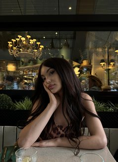 Charlotte - Transsexual escort in Dubai Photo 16 of 17
