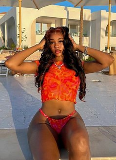 Cherry - escort in Dubai Photo 2 of 8