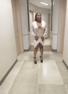 Cherry - escort in Bali Photo 4 of 4