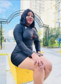 Cherry - escort in Manila Photo 4 of 6