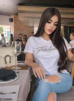 Chiara - puta in Abu Dhabi Photo 2 of 8