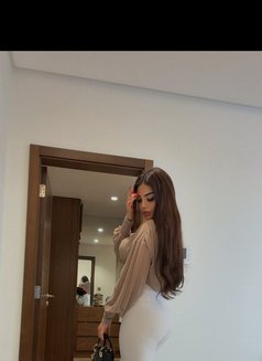 Chiara - puta in Abu Dhabi Photo 6 of 8