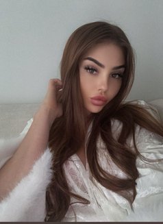 Chiara - puta in Abu Dhabi Photo 8 of 8