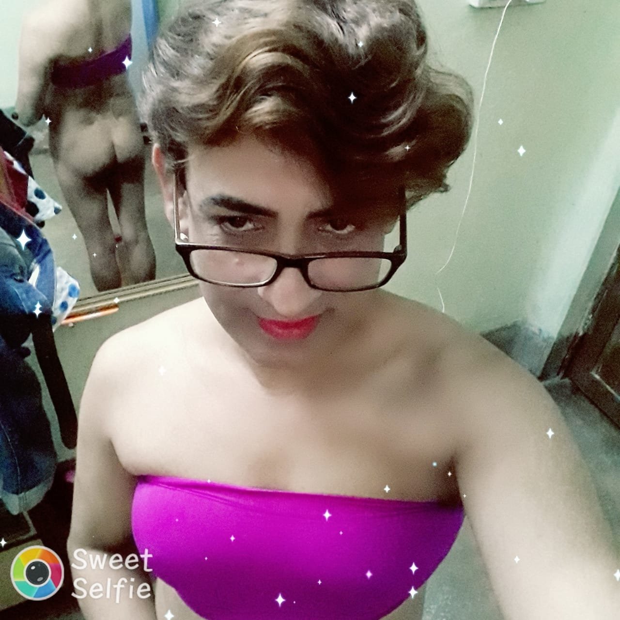 Transseksual erkakni sikadi va uning ichiga kiradi.