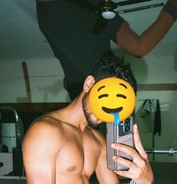 Chiku - Acompañantes masculino in New Delhi