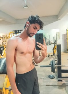 Chiku - Acompañantes masculino in New Delhi Photo 3 of 5