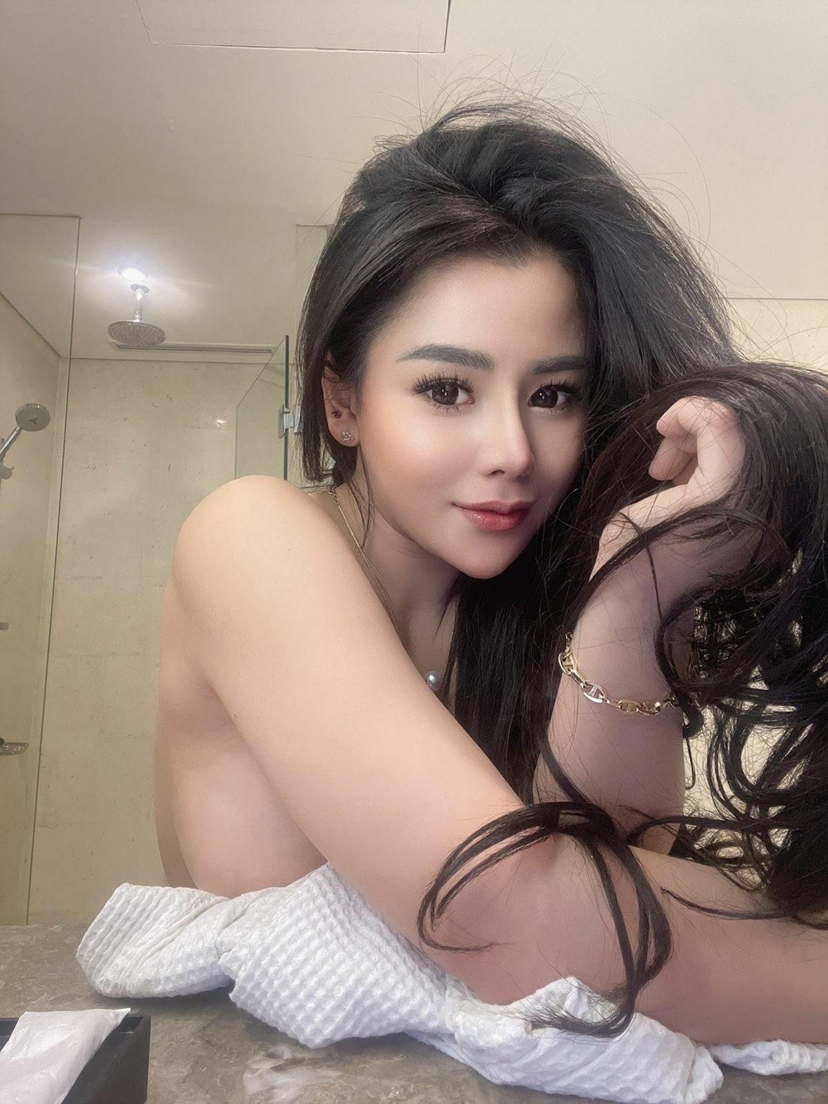 Chinese Indo Girl Flight Attendant, Chinese escort in Jakarta