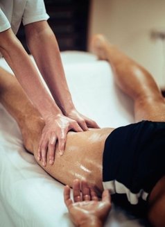 Professional oil Massage Chinese - masseuse in Al Manama Photo 4 of 20