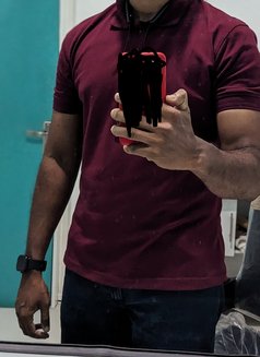 Chinthana 69 - Acompañantes masculino in Colombo Photo 2 of 3