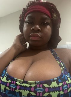 Chloe - escort in Kuwait Photo 1 of 2