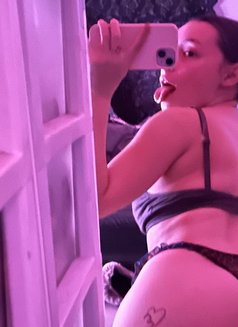 Chloe - puta in Al Manama Photo 2 of 4