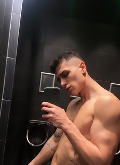 Chris - Acompañantes masculino in Dubai Photo 5 of 5