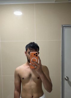 Chris - Male escort in Al Manama Photo 3 of 3