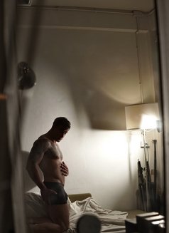 Chris Montana - Male escort in Paris Photo 26 of 30