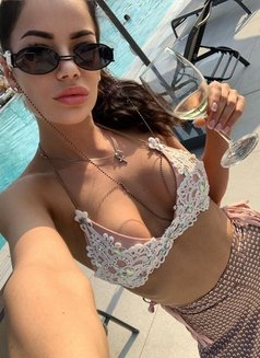 Christina - puta in Dubai Photo 3 of 8