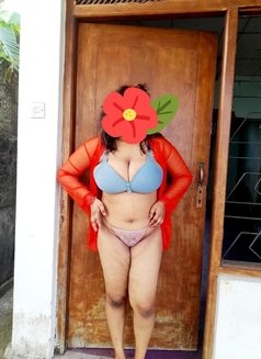 Chubby Girl Full Service and Cam - puta in Colombo Photo 2 of 3