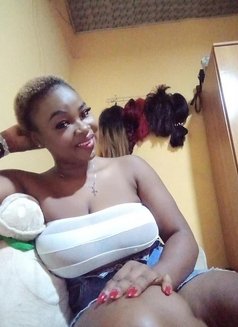 Cindy - puta in Lagos, Nigeria Photo 2 of 3