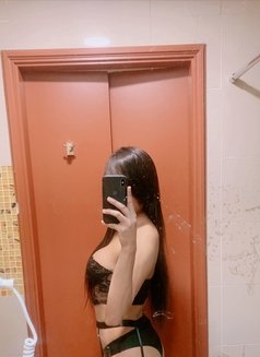 CL Lee - Transsexual escort in Makati City Photo 2 of 17