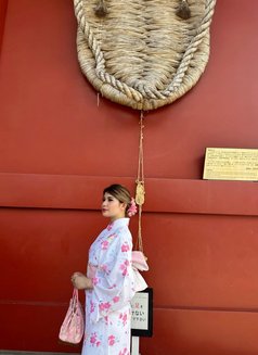 Claire - escort in Singapore Photo 18 of 24