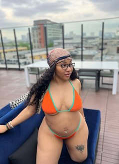 Laura - escort in Muscat Photo 4 of 4