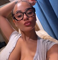 Clara - escort in Edinburgh