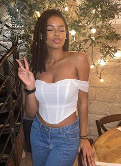 Clara - escort in Abu Dhabi Photo 1 of 3