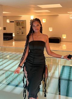 Clara - escort in Abu Dhabi Photo 2 of 3