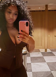 Clara - escort in Muscat Photo 1 of 4