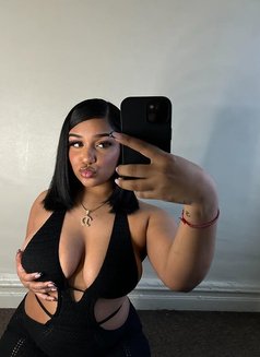 Clara - escort in Muscat Photo 2 of 4