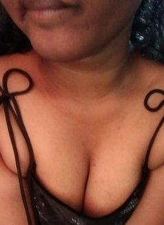 Claren - puta in Mumbai Photo 2 of 2