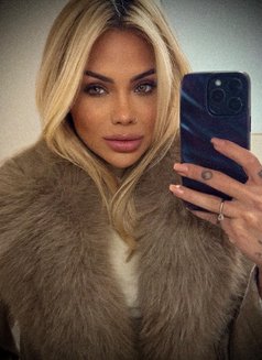 Claudia - escort in Madrid Photo 6 of 6