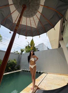 Clowie - escort in Bali Photo 3 of 5