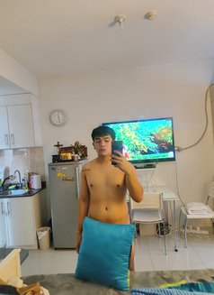 Clyde F. H - Male escort in Manila Photo 3 of 10