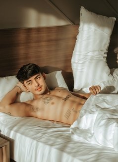 Clyrence - Male escort in Manila Photo 1 of 8