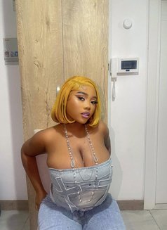 Coco - escort in Muscat Photo 1 of 4