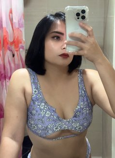 Coleen - escort in Makati City Photo 9 of 13