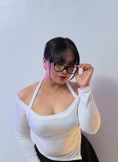 Coleen - escort in Makati City Photo 15 of 17