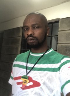 Collins - masseur in Nairobi Photo 2 of 4