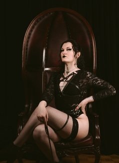 Comtesse Mallory - Transsexual dominatrix in Montreal Photo 4 of 12