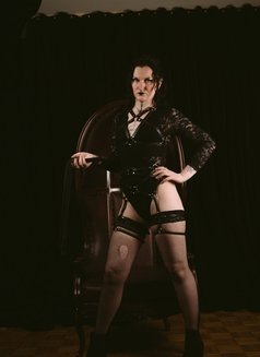 Comtesse Mallory - Dominadora transexual in Montreal Photo 6 of 12