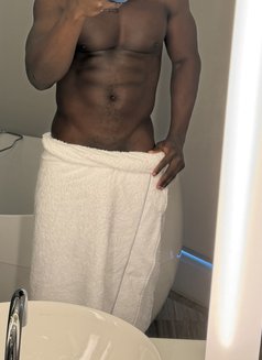 Coolblaqking - Acompañantes masculino in Dubai Photo 8 of 8