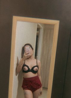 Corazon - Transsexual escort in Singapore Photo 4 of 9