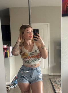 Corinna - puta in London Photo 2 of 3