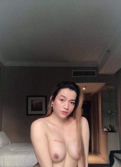 Criselda - Transsexual escort in Macao Photo 10 of 12