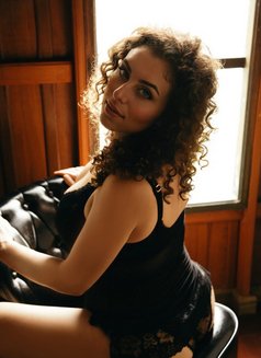 Curly Veronika - puta in Paris Photo 1 of 11