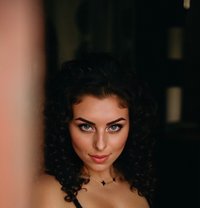 Curly Veronika - puta in Paris
