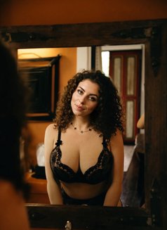 Curly Veronika - puta in Paris Photo 4 of 11