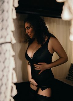 Curly Veronika - puta in Paris Photo 6 of 11