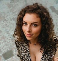 Curly Veronika - puta in Paris Photo 10 of 11