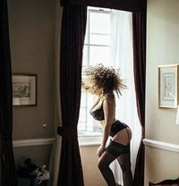 Curly Veronika - escort in Paris